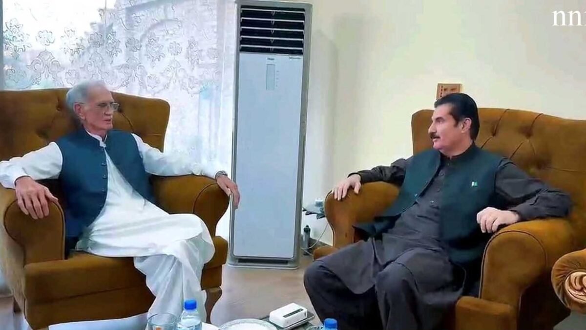 Governor ki Nowshera mein Pervez Khattak se mulaqat, wafaq ke sath masail ke hal par baat