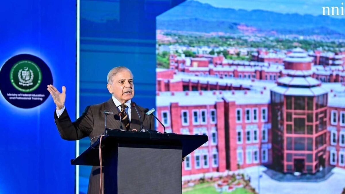 Wazir-e-azam Shehbaz Sharif ka do saal mein 5 lakh talba ko Chromebooks faraham karne ka elan