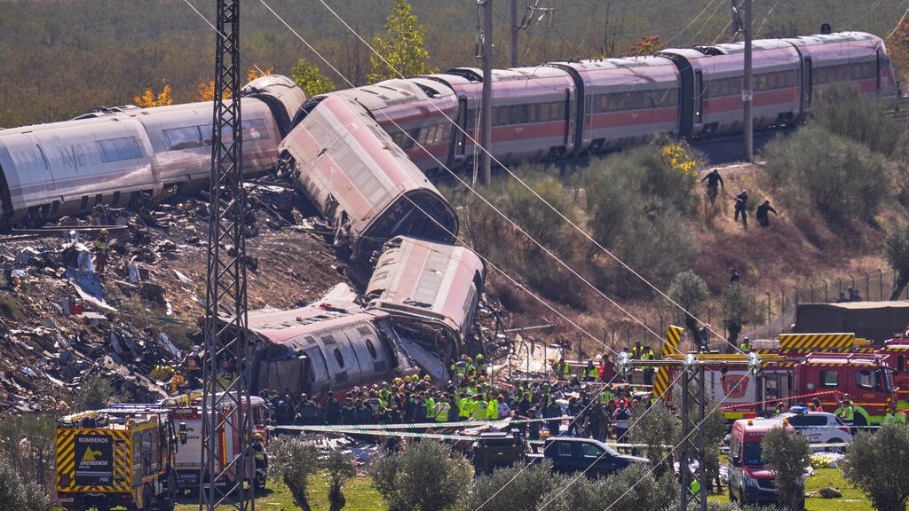 Spain mein do trainon ka tasadum, halakaten 60 se mutajawiz, darjanon zakhmi tashweeshnak