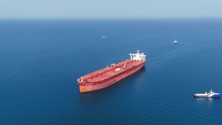 Abnaye Hormuz mein barudi surang se takra kar tel bardar jahaz mein aag lag gayi, Irani daava