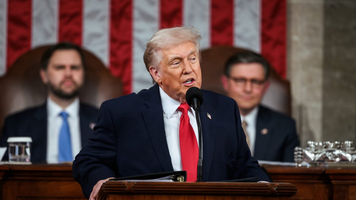 Trump ka Obama par Iran ko arbon dollar dene aur jawhari hathiyar ki raah hamwar karne ka ilzam