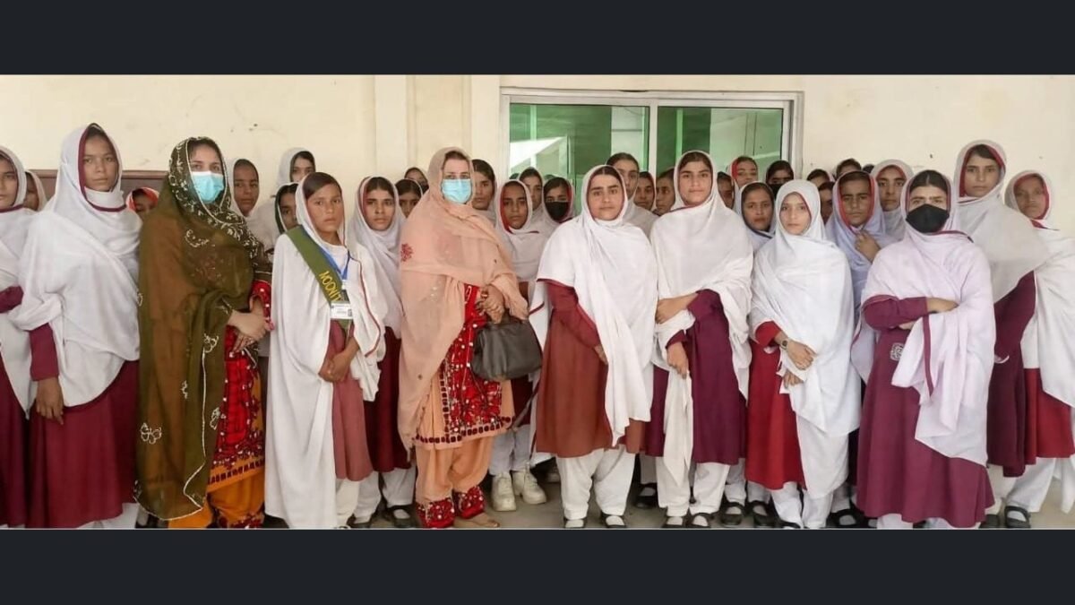 Turbat: Government Girls Model High School ki talibaat ka Radio Pakistan Turbat ka mutalaati daura