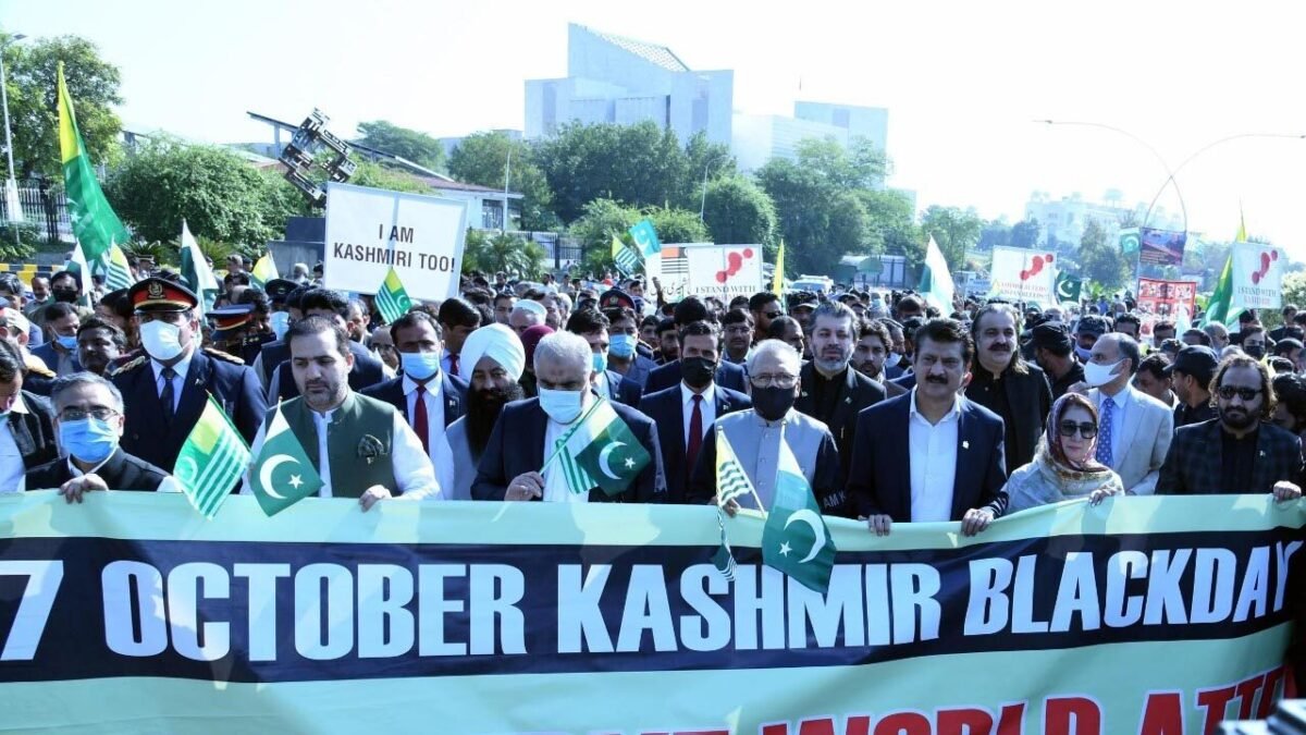Yaum-e-Siyah Kashmir: Sadr Zardari aur Wazir-e-azam Shehbaz Sharif ka aalmi biradari se kirdar ada karne ka mutalba